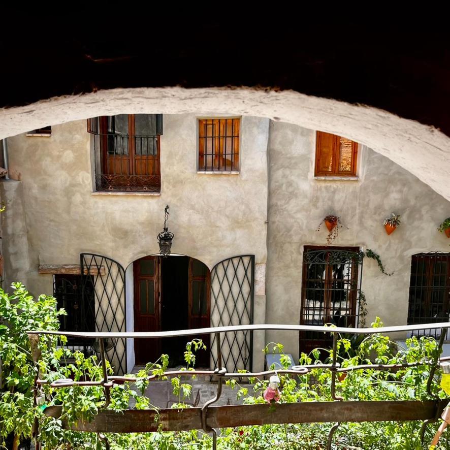 Oliva Courtyard Guesthouse Екстер'єр фото