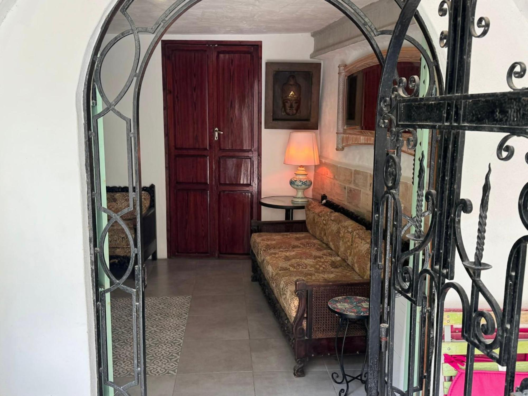 Oliva Courtyard Guesthouse Екстер'єр фото
